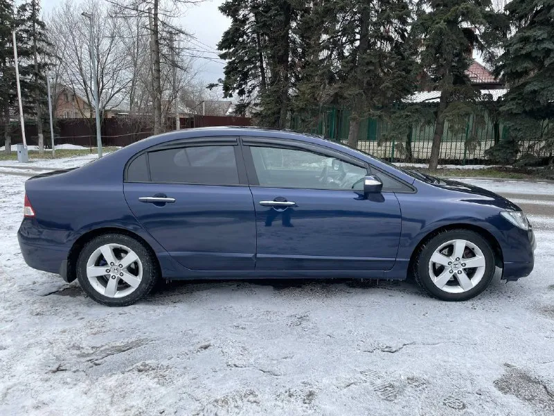 Honda civic 2008 г. в 4d. в отличном состоянии. в максимальной комплектации. птс оригинал, 4 владельца, два ключа. у машины зеленый отчет истории, без дтп, с родным пробегом. двигатель 1.8 на 140 л. с работает ровно, весь сухой, тянет отлично. коробка классический автомат, передачи листает не заметно. ходовая приятная без посторонних звуков. кузов в отличном состоянии, весь ровный и красивый. салон чистый и аккуратный. в машине есть все для комфортного передвижения, а именно: климат контроль подогрев сидений камера заднего вида магнитола с блютус мультируль подрулевые лепестки и т. д. стоят красивые, заводские литые диски на хорошей зимней резине. машина обслужена и вложений не требует. все документы в порядке. цена: 695к автотека 👇 автотека хонда цивик ростов-на-дону связь: 89064257555 - фотография - 4