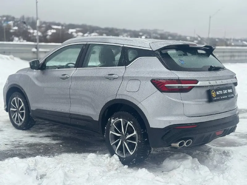 🏁в продаже geely coolray год выпуска: 2022 пробег на табло: 51 000 км птс: электронный двигатель: 1.5 бензин трансмиссия: amt vin: y4k8622z4nb911939 цена: 1 310 000 руб 📞 +7 (938) 130-35-61 адрес: г. ростов-на-дону, тц «сиверс», пр. сиверса, 23 – как нас найти способы оплаты: — наличные; — кредит (20 банков); — безнал без ндс; — обмен на ваш авто. больше подробностей об авто и способах оплаты узнавайте у менеджера в @autozaorndbot ___________ смотрите все авто в наличии – https://autozao. ru/ 🗺️ присоединяйтесь к авто зао в других городах: — москва — краснодар - фотография - 3