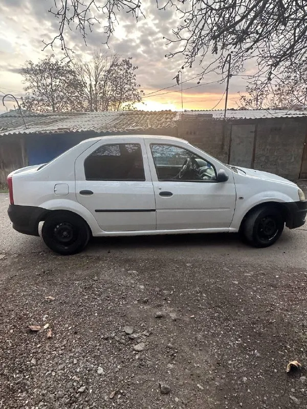 Рено логан 2015 года, 200.000 пробег есть кондиционер гидроусилитель салон чистый, прияный все целое техническая часть завел поехал, едет бодро, дорогу держит хорошо есть газовое оборудование, но оно не подключено 250.000 торг у капота связь: 8 (919) 881-51-66 vk. ru/id739080932 - фотография - 3