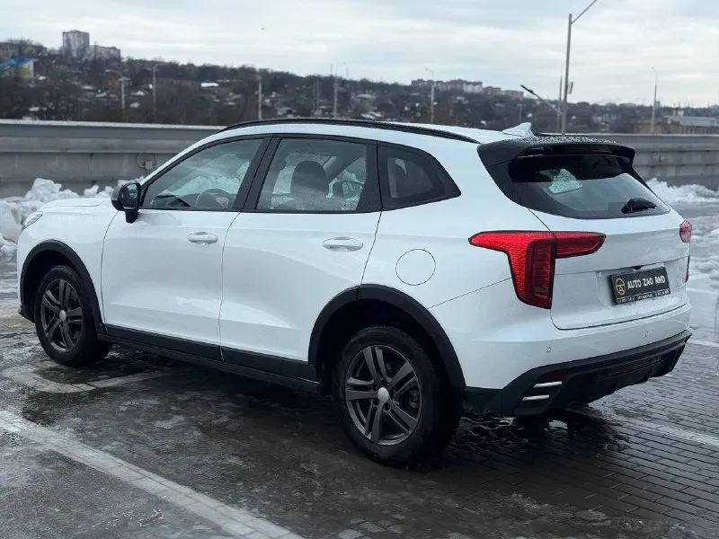 🏁в продаже haval jolion год выпуска: 2024 пробег на табло: 37 000 км птс: электронный, юр. чистый двигатель: 1.5 бензин трансмиссия: амт vin: xzgee04a5ra507172 цена: 1 480 000 руб. 📞 +7 (938) 130-35-61 адрес: г. ростов-на-дону, тц «сиверс», пр. сиверса, 23 – как нас найти способы оплаты: — наличные; — кредит (20 банков); — безнал без ндс; — обмен на ваш авто. больше подробностей об авто и способах оплаты узнавайте у менеджера @autozaorndbot ___________ смотрите все авто в наличии – https://autozao. ru/ max. ru/auto_zao_rnd 💬 🗺️ присоединяйтесь к авто зао в других городах: — москва — краснодар - фотография - 4