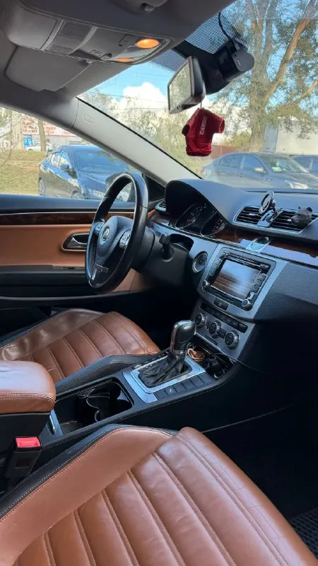 Продаю volkswagen passat cc 2014г. 1.8 турбо пробег 195к диски литые родные/заводские отдам полный комплект зимней резины. коробка едет не пинает, ничего не гудит. турбина дует. по салону имеются потертости, но все целое без рваных элементов. по электрике все работает, печка греет, кондиционер холодит, датчики все работают. электроусилитель руля адаптивные би- ксеноновые фары, динамический поворотный свет омыватели передних фар датчик дождя и света датчик давления шин подогрев передних сидений климат- контроль 2х зонный кожаный мультируль система распознавания усталости водителя esp, включая систему помощи при торможении, abs, asr, eds электрический стояночный тормоз, очень удобная функция "auto hold" наружные зеркала с подогревом, электрорегулировкой и автозатемнением на водительской стороне внутренне зеркало заднего вида с автоматическим затемнением металлическая защита двигателя. датчики парковки с траекторией на экран редкий «трюфельный» салон машина всю жизнь провела на юге. отчёт зеленый, любые проверки, в дтп машина не была машина продаётся в связи с возможностью перейти на что-то побольше. цена : 1.5 млн 🍋🍋🍋 номер :79529948965 - фотография - 7