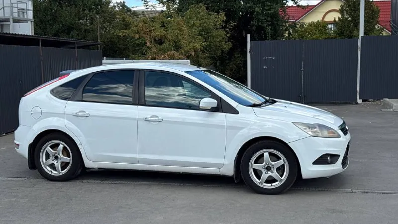 Ford focus 2, 1.6 мкпп, 2009г 400.000р продаю свой личный автомобиль. если вы ищете первую машину или просто надежный транспорт, который не подведет утром в мороз - вы по адресу. ﻿﻿владею 7 лет (не перекуп!). ﻿﻿всё, что должно работать - работает. ﻿﻿печка греет, кондиционер холодит. ﻿﻿техническая часть на 5, вложений по механике не требует. да, по кузову есть «следы времени», но за счет этого цена ниже рынка за такое техническое состояние. за машину не стыдно. стоит свежая зимняя резина. пишите, звоните, всё расскажу как есть! скину автотеку. причина продажи, уже есть новый авто. торг при осмотре +79061854829 - фотография - 8
