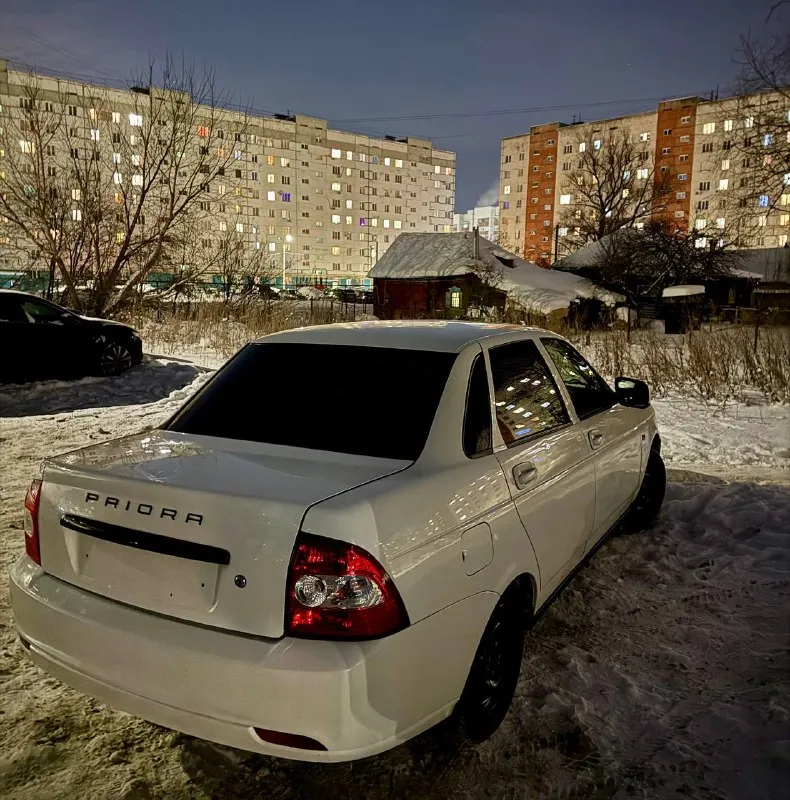 Продаю лада приора 2 2017г в белом цвете. 615к торг машина в хорошем состоянии, не бита, не крашена, автотека зелень, брал с пробегом 186к, щас пробег 192к, машина когда не езжу находится в гараже, я 4 хоз, машина оформлена на меня, денег на машину не жалел. масло не ест, не троит, передачи не вылетают, работает ровно, по кузову есть нюансы. новая вся ходовка, ручник держит уверенно, новые колодки, барабаны, трасса, задние и передние подшипники, датчик кислорода и многое другое, техничка хорошая, установлены хорошие туманки, новая зимняя резина, новые черные штампы, плюс лето резина и диски, так же в машине сделан выхлоп субару саунд на прямоточной трубе, банка стингер спорт, машина на прошивке, сделана контурная подцветка салона (управляется с телефона или с кнопки проведенной в салон) а так же поменял все элементы салона в черный глянец, стоит не плохая музыка в штатных местах + новый активный саб (dear bonce) + новый мафон prology cmd 350, так же установлена сигнализация с автозапуском, в машину всегда заливался 95 бензин. автомобиль находится в новошахтинске. кого заинтересовало могу скинуть больше фото, так же видео машина стоит меньше чем за сколько ее взял и вложил, поэтому цена оправдана думаю +7 961 305 4197 тг или тег @serega_og163 вк vk. ru/fffuckingi писать, на звонки не смогу ответить, нет симкарты в телефоне, нахожусь на сво - фотография - 2