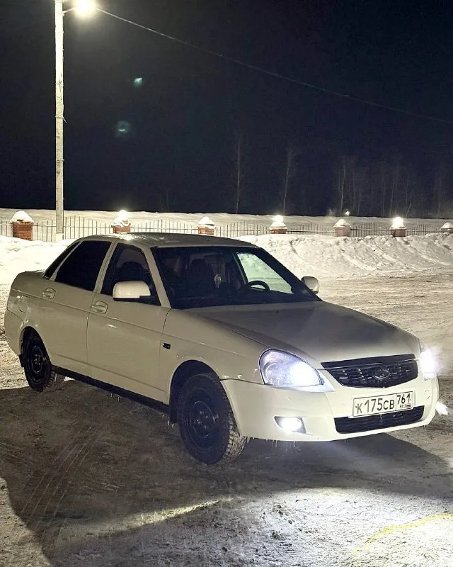 Продаю лада приора 2 2017г в белом цвете. 615к торг машина в хорошем состоянии, не бита, не крашена, автотека зелень, брал с пробегом 186к, щас пробег 192к, машина когда не езжу находится в гараже, я 4 хоз, машина оформлена на меня, денег на машину не жалел. масло не ест, не троит, передачи не вылетают, работает ровно, по кузову есть нюансы. новая вся ходовка, ручник держит уверенно, новые колодки, барабаны, трасса, задние и передние подшипники, датчик кислорода и многое другое, техничка хорошая, установлены хорошие туманки, новая зимняя резина, новые черные штампы, плюс лето резина и диски, так же в машине сделан выхлоп субару саунд на прямоточной трубе, банка стингер спорт, машина на прошивке, сделана контурная подцветка салона (управляется с телефона или с кнопки проведенной в салон) а так же поменял все элементы салона в черный глянец, стоит не плохая музыка в штатных местах + новый активный саб (dear bonce) + новый мафон prology cmd 350, так же установлена сигнализация с автозапуском, в машину всегда заливался 95 бензин. автомобиль находится в новошахтинске. кого заинтересовало могу скинуть больше фото, так же видео машина стоит меньше чем за сколько ее взял и вложил, поэтому цена оправдана думаю +7 961 305 4197 тг или тег @serega_og163 вк vk. ru/fffuckingi писать, на звонки не смогу ответить, нет симкарты в телефоне, нахожусь на сво - фотография - 3