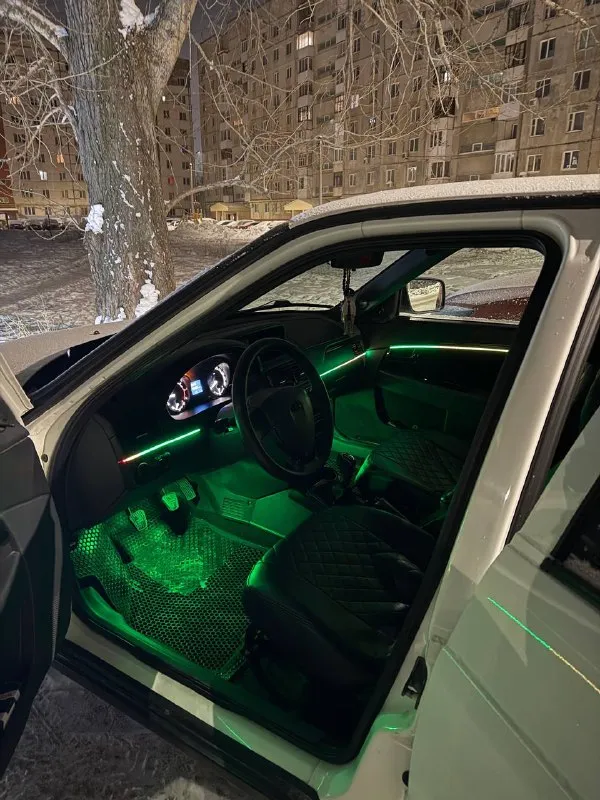 Продаю лада приора 2 2017г в белом цвете. 615к торг машина в хорошем состоянии, не бита, не крашена, автотека зелень, брал с пробегом 186к, щас пробег 192к, машина когда не езжу находится в гараже, я 4 хоз, машина оформлена на меня, денег на машину не жалел. масло не ест, не троит, передачи не вылетают, работает ровно, по кузову есть нюансы. новая вся ходовка, ручник держит уверенно, новые колодки, барабаны, трасса, задние и передние подшипники, датчик кислорода и многое другое, техничка хорошая, установлены хорошие туманки, новая зимняя резина, новые черные штампы, плюс лето резина и диски, так же в машине сделан выхлоп субару саунд на прямоточной трубе, банка стингер спорт, машина на прошивке, сделана контурная подцветка салона (управляется с телефона или с кнопки проведенной в салон) а так же поменял все элементы салона в черный глянец, стоит не плохая музыка в штатных местах + новый активный саб (dear bonce) + новый мафон prology cmd 350, так же установлена сигнализация с автозапуском, в машину всегда заливался 95 бензин. автомобиль находится в новошахтинске. кого заинтересовало могу скинуть больше фото, так же видео машина стоит меньше чем за сколько ее взял и вложил, поэтому цена оправдана думаю +7 961 305 4197 тг или тег @serega_og163 вк vk. ru/fffuckingi писать, на звонки не смогу ответить, нет симкарты в телефоне, нахожусь на сво - фотография - 4