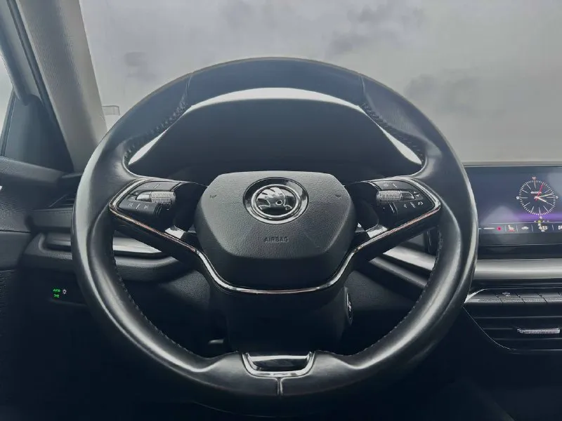 🏁в продаже skoda octavia год выпуска: 2021 пробег на табло: 60 000 км птс: электронный двигатель: 1.6 бензин трансмиссия: ат vin: xw8an4nx2nh008214 цена: 1 420 000 руб. 📞 + 7 (938) 130-35-61 адрес: г. ростов-на-дону, тц «сиверс», пр. сиверса, 23 – как нас найти способы оплаты: — наличные; — кредит (20 банков); — безнал без ндс; — обмен на ваш авто. больше подробностей об авто и способах оплаты узнавайте у менеджера @autozaorndbot ___________ смотрите все авто в наличии – https://autozao. ru/ max. ru/auto_zao_rnd 💬 🗺️ присоединяйтесь к авто зао в других городах: — москва — краснодар - фотография - 8