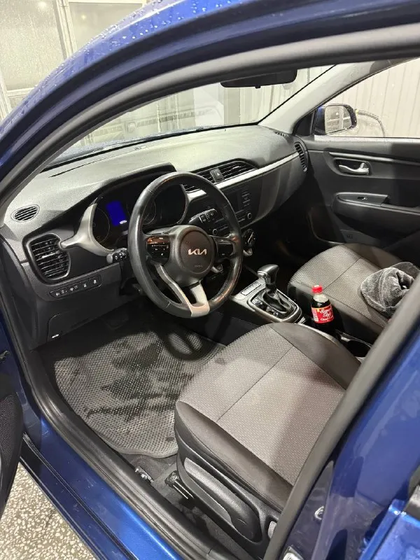 Автомобиль ia rio, год выпуска 2022. пробег 60 0оо километров. цвет синий. объем двигателя 1,6 литра. мощность 123 лошадиных сил, бензиновый двигатель. коробка автоматическая. привод передний. опции: антиблокировочная система abs, система курсовой устойчивости esp, электропривод зеркал, датчики давления в шинах и иммобилайзер. автомобиль в отличном состоянии, имеет всего двух владельцев и небольшой пробег. он оснащен всеми необходимыми опциями для комфортной и безопасной езды, включая антиблокировочную систему abs, систему курсовой устойчивости esp и электропривод зеркал. kia rio - это надежный и экономичный автомобиль, который идеально подходит для повседневной эксплуатации. если вы ищете качественный и доступный автомобиль, то kia rio может стать отличным выбором для вас. цена 1450000 связь 89281919088 - фотография - 6