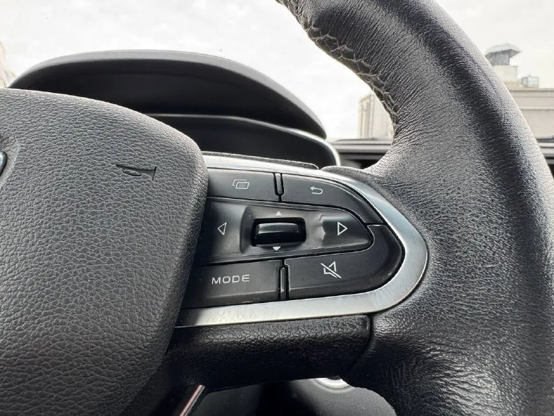 🏁 в продаже geely atlas pro год выпуска: 2023 пробег на табло: 53 000 км птс: электронный двигатель: 1.5 бензин трансмиссия: аt vin: y4k8722z7pb305275 цена: 1 440 000 руб. 📞 + 7 (938) 130-35-61 адрес: г. ростов-на-дону, тц «сиверс», пр. сиверса, 23 – как нас найти способы оплаты: — наличные; — кредит (20 банков); — безнал без ндс; — обмен на ваш авто. больше подробностей об авто и способах оплаты узнавайте у менеджера @autozaorndbot ___________ смотрите все авто в наличии – https://autozao. ru/ max. ru/auto_zao_rnd 💬 🗺️ присоединяйтесь к авто зао в других городах: — москва — краснодар - фотография - 7