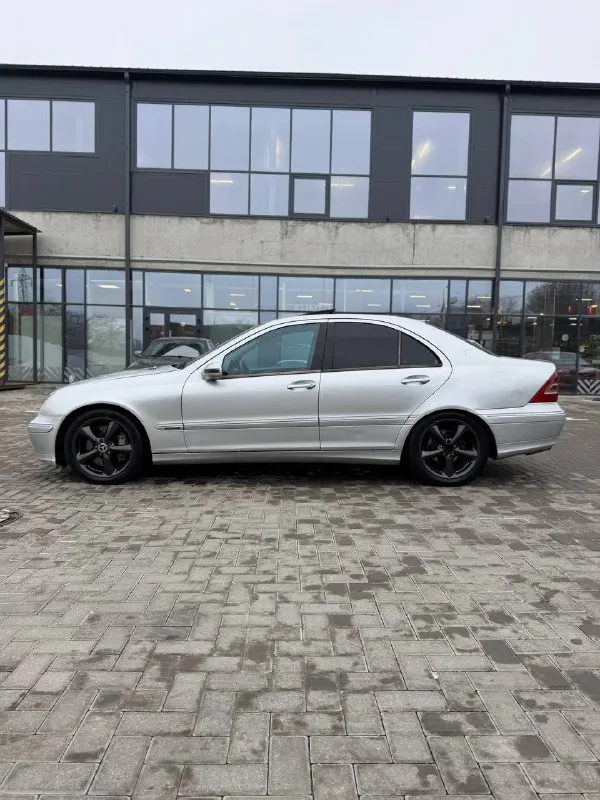 В продаже mercedes-benz c-класс w203,объем 1.8 ат,2004 год, пробег 244600,цена 560000. автомобилем владею 2 года. недавно обслуживал двигатель: зам. всех прокладок зам. фильтров зам. термостата зам. патрубков зам. свечей зам. масло в двигателе обслужен стартер с генератор. перешил руль в эко кожу. салон в отличном состоянии, чистый и опрятный. переходная модель, двигатель m271 автомобиль на полном ходу, единственное, в скором времени нужно обслужить ходовую. возможен торг. 89643338644 vk. ru/id241702649 - фотография - 2