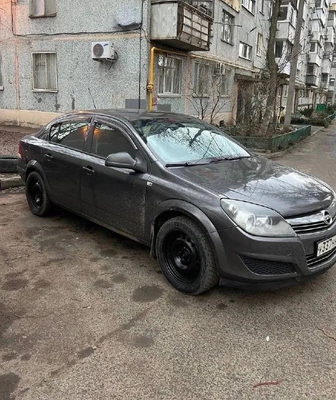 Opel astra 1.6 мт, 2011 пробег 164.000 км мощность л. с. 115 птс оригинал цена- 590.000 рублей машина на уверенном ходу, 2 владельца в одной семье. все нюансы только по кузову, видно на фото. мотор, ходовая часть- всё в порядке. пробег 164 320, ездила только в городе. с машиной отдам летнюю резину на дисках. торг уместен, машина в г. ростов-на-дону, ворошиловский район по всем вопросам: вконтакте - vk. ru/sasha_gurbich тг- @gurbichh макс/вотсап- 89054507578 - фотография - 2