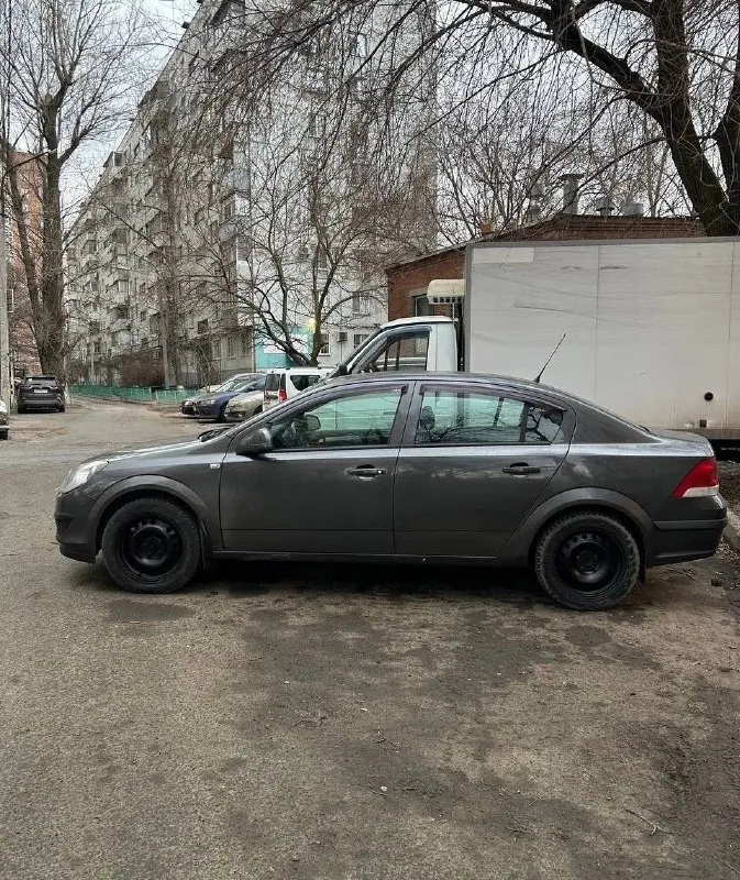 Opel astra 1.6 мт, 2011 пробег 164.000 км мощность л. с. 115 птс оригинал цена- 590.000 рублей машина на уверенном ходу, 2 владельца в одной семье. все нюансы только по кузову, видно на фото. мотор, ходовая часть- всё в порядке. пробег 164 320, ездила только в городе. с машиной отдам летнюю резину на дисках. торг уместен, машина в г. ростов-на-дону, ворошиловский район по всем вопросам: вконтакте - vk. ru/sasha_gurbich тг- @gurbichh макс/вотсап- 89054507578 - фотография - 4