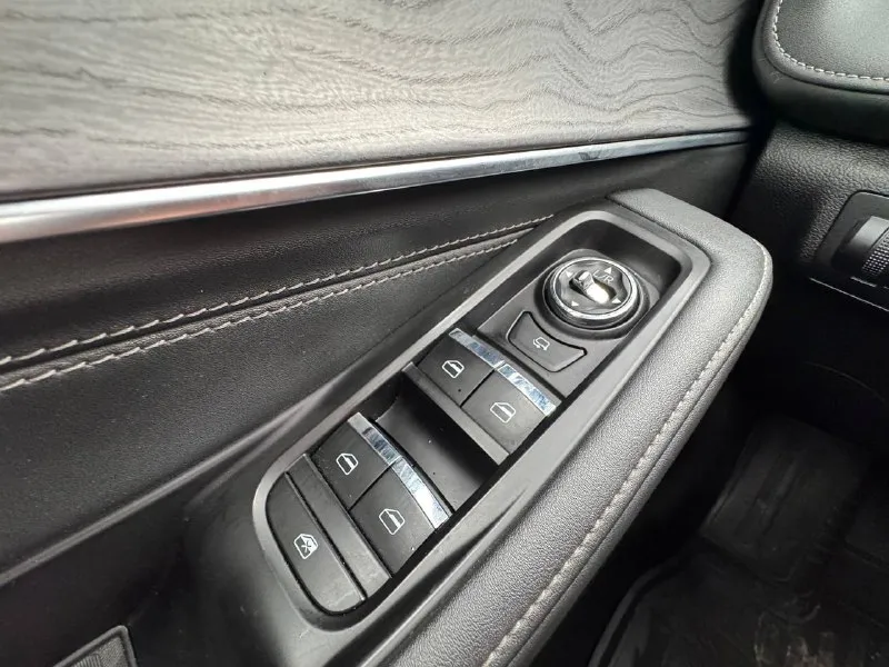 🏁 в продаже exeed lx год выпуска: 2023 пробег на табло: 62 603 км птс: электронный двигатель: 1.5 бензин трансмиссия: cvt vin: lvtdb21b9pe908028 цена: 1 470 000 руб. 📞 + 7 (938) 130-35-61 адрес: г. ростов-на-дону, тц «сиверс», пр. сиверса, 23 – как нас найти способы оплаты: — наличные; — кредит (20 банков); — безнал без ндс; — обмен на ваш авто. больше подробностей об авто и способах оплаты узнавайте у менеджера @autozaorndbot ___________ смотрите все авто в наличии – https://autozao. ru/ max. ru/auto_zao_rnd 💬 🗺️ присоединяйтесь к авто зао в других городах: — москва — краснодар - фотография - 9