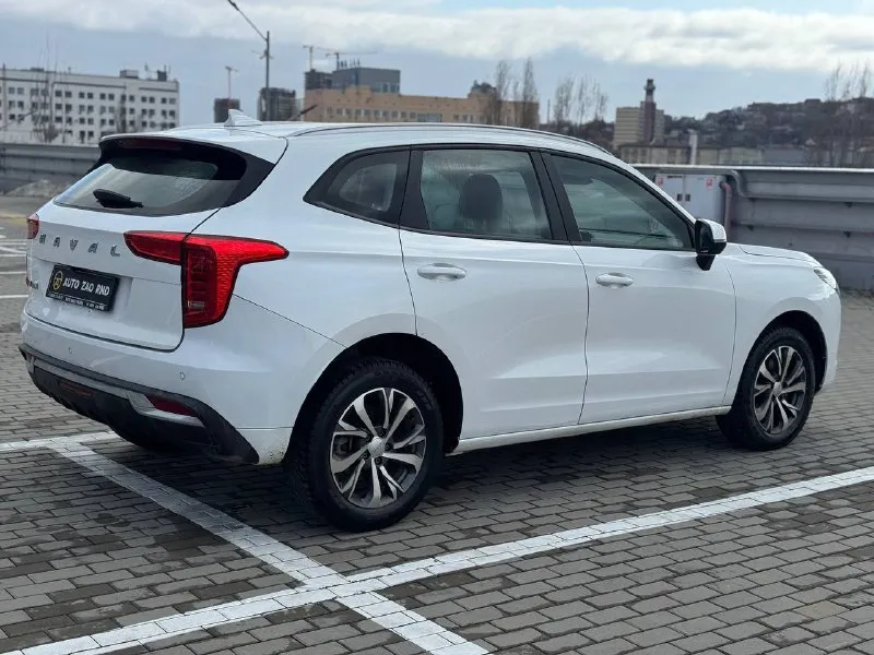 🏁 в продаже haval jolion год выпуска: 2023 пробег на табло: 57 825 км птс: электронный двигатель: 1.5 бензин трансмиссия: амт vin: xzgee04a5pa844776 цена: 1 290 000 руб. 📞 + 7 (938) 130-35-61 адрес: г. ростов-на-дону, тц «сиверс», пр. сиверса, 23 – как нас найти способы оплаты: — наличные; — кредит (20 банков); — безнал без ндс; — обмен на ваш авто. больше подробностей об авто и способах оплаты узнавайте у менеджера @autozaorndbot ___________ смотрите все авто в наличии – https://autozao. ru/ max. ru/auto_zao_rnd 💬 🗺️ присоединяйтесь к авто зао в других городах: — москва — краснодар - фотография - 3