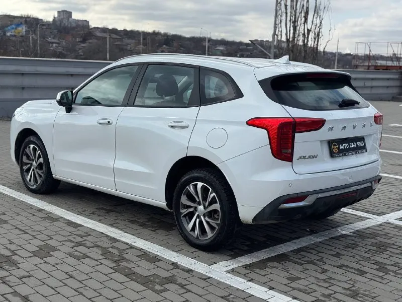 🏁 в продаже haval jolion год выпуска: 2023 пробег на табло: 57 825 км птс: электронный двигатель: 1.5 бензин трансмиссия: амт vin: xzgee04a5pa844776 цена: 1 290 000 руб. 📞 + 7 (938) 130-35-61 адрес: г. ростов-на-дону, тц «сиверс», пр. сиверса, 23 – как нас найти способы оплаты: — наличные; — кредит (20 банков); — безнал без ндс; — обмен на ваш авто. больше подробностей об авто и способах оплаты узнавайте у менеджера @autozaorndbot ___________ смотрите все авто в наличии – https://autozao. ru/ max. ru/auto_zao_rnd 💬 🗺️ присоединяйтесь к авто зао в других городах: — москва — краснодар - фотография - 4