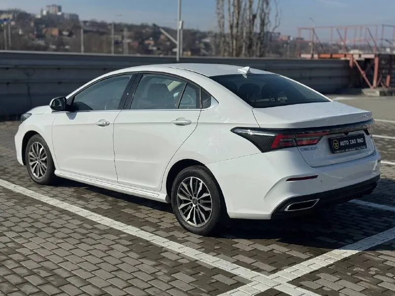 🏁 в продаже omoda s5 год выпуска: 2023 пробег на табло: 19 000 км птс: электронный двигатель: 1.5 бензин трансмиссия: cvt vin: lvvdc21b0pd226083 цена: 1 100 000 новая цена: 1 080 000 руб. 📞 + 7 (938) 130-35-61 адрес: г. ростов-на-дону, тц «сиверс», пр. сиверса, 23 – как нас найти способы оплаты: — наличные; — кредит (20 банков); — безнал без ндс; — обмен на ваш авто. больше подробностей об авто и способах оплаты узнавайте у менеджера @autozaorndbot ___________ смотрите все авто в наличии – https://autozao. ru/ max. ru/auto_zao_rnd 💬 🗺️ присоединяйтесь к авто зао в других городах: — москва — краснодар - фотография - 3