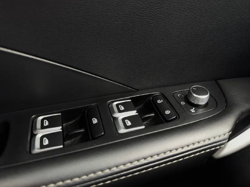 🏁 в продаже geely coolray год выпуска: 2023 пробег на табло: 56 152 км птс: электронный двигатель: 1.5 бензин трансмиссия: амт vin: y4k8622z3pb905083 цена: 1 340 000 руб. 📞 + 7 (938) 130-35-61 адрес: г. ростов-на-дону, тц «сиверс», пр. сиверса, 23 – как нас найти способы оплаты: — наличные; — кредит (20 банков); — безнал без ндс; — обмен на ваш авто. больше подробностей об авто и способах оплаты узнавайте у менеджера @autozaorndbot ___________ смотрите все авто в наличии – https://autozao. ru/ max. ru/auto_zao_rnd 💬 🗺️ присоединяйтесь к авто зао в других городах: — москва — краснодар - фотография - 9