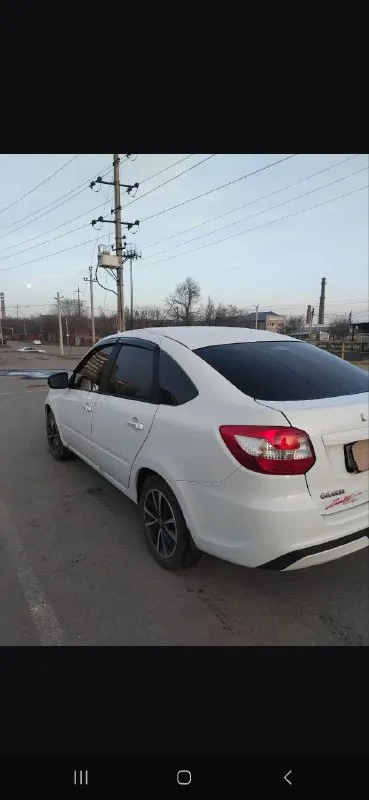 Добрый день. продаётся гранта, конец 2023г, 1 хозяин, ухожена, в такси не была, 49т пробег, сигнализация с автозапуском, антикор, мовиль, задний парктроник, чехлы и подлокотник, сенсорный дисплей, хорошие динамики, пер. стеклоподъемники, эл. рег. зеркала, зеркала в цвет. все без нареканий, ездил 1 человек, продаём с хорошим номером. связь в лс или по номеру : 8988 941-72-49. осмотр таганрог. 825тр. больше фото скину при надобности. - фотография - 2
