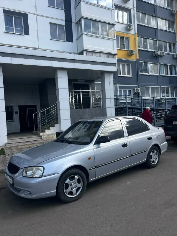 Продаю обслуженный акцент 2006г по мотору и коробки нареканий нет ходовая хорошая, кузов без гнили стоит сигнализация с автозапуском 4 стеклоподъемника кондиционер салон перешит вместе с дверями продаю по причине покупки новой машины 370тыс контакты: 8-939-885-68-21 - фотография - 1