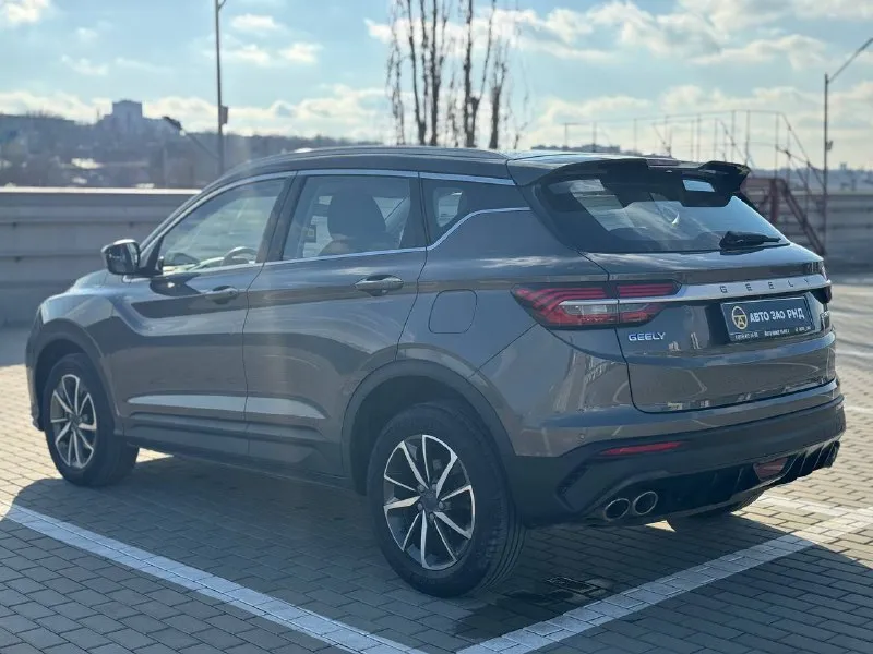 🚘 в продаже geely coolray год выпуска: 2022 пробег на табло: 72 328 км птс: электронный двигатель: 1.5 бензин трансмиссия: amt vin: y4k8622z1nb910733 цена: 1 290 000 руб. 📞 + 7 (938) 130-35-61 адрес: г. ростов-на-дону, тц «сиверс», пр. сиверса, 23 – как нас найти способы оплаты: — наличные; — кредит (20 банков); — безнал без ндс; — обмен на ваш авто. больше подробностей об авто и способах оплаты узнавайте у менеджера @autozaorndbot ___________ смотрите все авто в наличии – https://autozao. ru/ max. ru/auto_zao_rnd 💬 🗺️ присоединяйтесь к авто зао в других городах: — москва — краснодар - фотография - 3