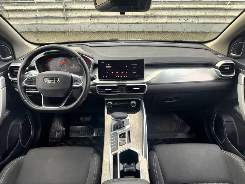 🚘 в продаже geely coolray год выпуска: 2022 пробег на табло: 72 328 км птс: электронный двигатель: 1.5 бензин трансмиссия: amt vin: y4k8622z1nb910733 цена: 1 290 000 руб. 📞 + 7 (938) 130-35-61 адрес: г. ростов-на-дону, тц «сиверс», пр. сиверса, 23 – как нас найти способы оплаты: — наличные; — кредит (20 банков); — безнал без ндс; — обмен на ваш авто. больше подробностей об авто и способах оплаты узнавайте у менеджера @autozaorndbot ___________ смотрите все авто в наличии – https://autozao. ru/ max. ru/auto_zao_rnd 💬 🗺️ присоединяйтесь к авто зао в других городах: — москва — краснодар - фотография - 5