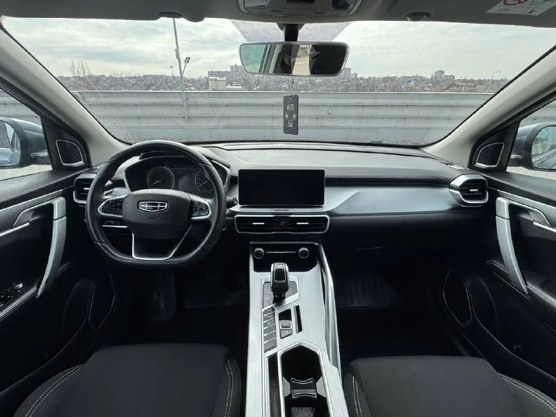 🚘 в продаже geely coolray год выпуска: 2022 пробег на табло: 78 467 км птс: электронный двигатель: 1.5 бензин трансмиссия: amt vin: y4k8622z3nb908787 цена: 1 290 000 руб. 📞 + 7 (938) 130-35-61 адрес: г. ростов-на-дону, тц «сиверс», пр. сиверса, 23 – как нас найти способы оплаты: — наличные; — кредит (20 банков); — безнал без ндс; — обмен на ваш авто. больше подробностей об авто и способах оплаты узнавайте у менеджера @autozaorndbot ___________ смотрите все авто в наличии – https://autozao. ru/ max. ru/auto_zao_rnd 💬 🗺️ присоединяйтесь к авто зао в других городах: — москва — краснодар - фотография - 5