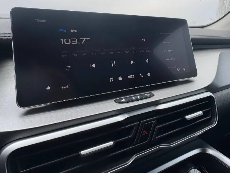 🚘 в продаже geely coolray год выпуска: 2022 пробег на табло: 78 467 км птс: электронный двигатель: 1.5 бензин трансмиссия: amt vin: y4k8622z3nb908787 цена: 1 290 000 руб. 📞 + 7 (938) 130-35-61 адрес: г. ростов-на-дону, тц «сиверс», пр. сиверса, 23 – как нас найти способы оплаты: — наличные; — кредит (20 банков); — безнал без ндс; — обмен на ваш авто. больше подробностей об авто и способах оплаты узнавайте у менеджера @autozaorndbot ___________ смотрите все авто в наличии – https://autozao. ru/ max. ru/auto_zao_rnd 💬 🗺️ присоединяйтесь к авто зао в других городах: — москва — краснодар - фотография - 6