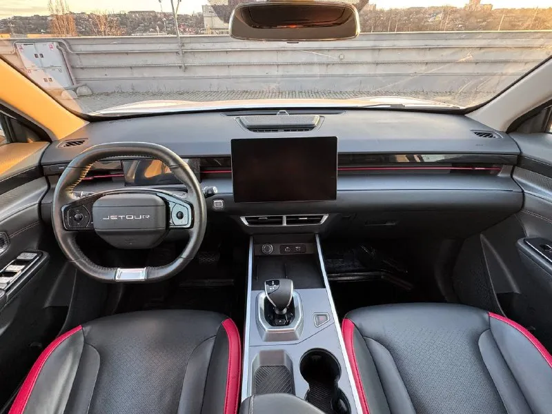 🚘 в продаже jetour dashing год выпуска: 2024 пробег на табло: 55 321 км птс: электронный двигатель: 1.5 бензин трансмиссия: amt vin: hjrpbgfb6rb202557 цена: 1 860 000 руб. 📞 + 7 (938) 130-35-61 адрес: г. ростов-на-дону, тц «сиверс», пр. сиверса, 23 – как нас найти способы оплаты: — наличные; — кредит (20 банков); — безнал без ндс; — обмен на ваш авто. больше подробностей об авто и способах оплаты узнавайте у менеджера @autozaorndbot ___________ смотрите все авто в наличии – https://autozao. ru/ max. ru/auto_zao_rnd 💬 🗺️ присоединяйтесь к авто зао в других городах: — москва — краснодар - фотография - 5