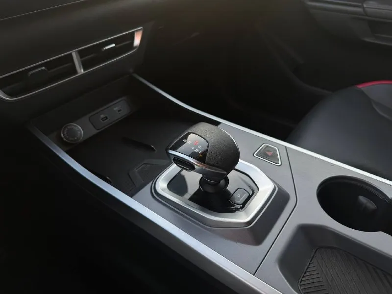 🚘 в продаже jetour dashing год выпуска: 2024 пробег на табло: 55 321 км птс: электронный двигатель: 1.5 бензин трансмиссия: amt vin: hjrpbgfb6rb202557 цена: 1 860 000 руб. 📞 + 7 (938) 130-35-61 адрес: г. ростов-на-дону, тц «сиверс», пр. сиверса, 23 – как нас найти способы оплаты: — наличные; — кредит (20 банков); — безнал без ндс; — обмен на ваш авто. больше подробностей об авто и способах оплаты узнавайте у менеджера @autozaorndbot ___________ смотрите все авто в наличии – https://autozao. ru/ max. ru/auto_zao_rnd 💬 🗺️ присоединяйтесь к авто зао в других городах: — москва — краснодар - фотография - 7