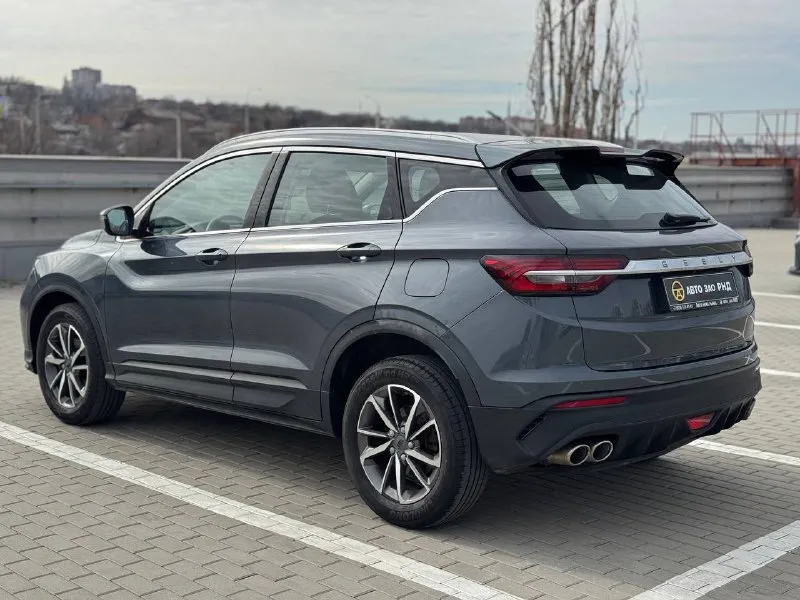 🚘 в продаже geely coolray год выпуска: 2022 пробег на табло: 73 745 км птс: электронный двигатель: 1.5 бензин трансмиссия: amt vin: y4k8622z6nb912445 цена: 1 290 000 руб. 📞 + 7 (938) 130-35-61 адрес: г. ростов-на-дону, тц «сиверс», пр. сиверса, 23 – как нас найти способы оплаты: — наличные; — кредит (20 банков); — безнал без ндс; — обмен на ваш авто. больше подробностей об авто и способах оплаты узнавайте у менеджера @autozaorndbot ___________ смотрите все авто в наличии – https://autozao. ru/ max. ru/auto_zao_rnd 💬 🗺️ присоединяйтесь к авто зао в других городах: — москва — краснодар - фотография - 3