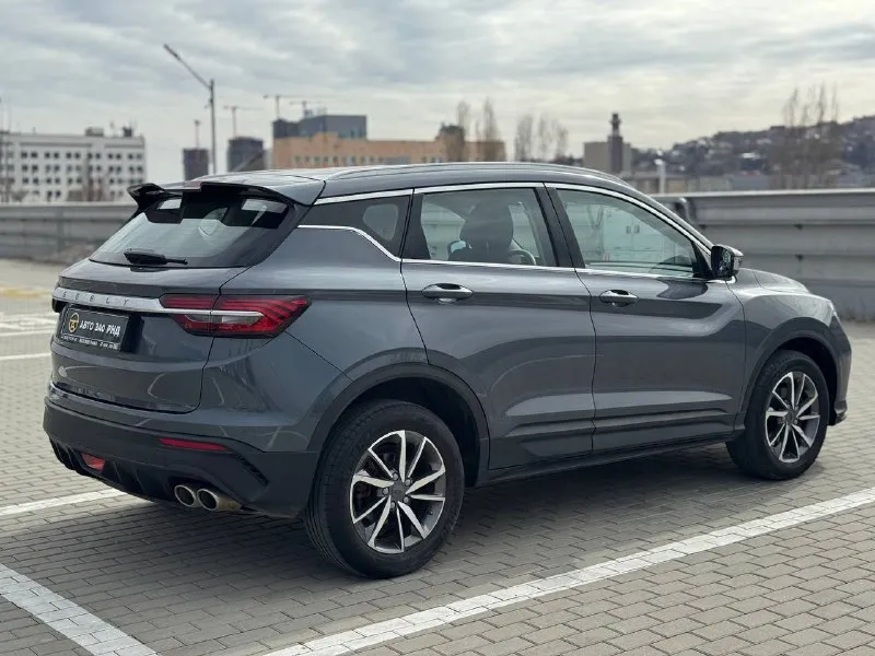 🚘 в продаже geely coolray год выпуска: 2022 пробег на табло: 73 745 км птс: электронный двигатель: 1.5 бензин трансмиссия: amt vin: y4k8622z6nb912445 цена: 1 290 000 руб. 📞 + 7 (938) 130-35-61 адрес: г. ростов-на-дону, тц «сиверс», пр. сиверса, 23 – как нас найти способы оплаты: — наличные; — кредит (20 банков); — безнал без ндс; — обмен на ваш авто. больше подробностей об авто и способах оплаты узнавайте у менеджера @autozaorndbot ___________ смотрите все авто в наличии – https://autozao. ru/ max. ru/auto_zao_rnd 💬 🗺️ присоединяйтесь к авто зао в других городах: — москва — краснодар - фотография - 4