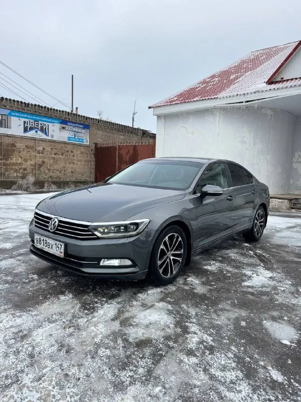 Volkswagen passat b8 год выпуска конец 2016 года(выехала с салона в 2017) двигатель 1.4tsi 150лс автомат:dsg родной пробег 157000km✅ птс оригинал 2 владельца автомобиль ухоженный, в отличном состоянии! куплен у официального дилера кузов выглядит шикарно,3 косметических окраса, безопасность вся родная! все стёкла включая лобовое заводские двигатель работает отлично dsg обслужена, переключает чётко как положено, заказ наряд лежит в бардачке ходовая без проблем новые передние тормозные диски с перфорацией автомобиль всегда своевременно обслуживался, большая папка заказ нарядов никаких вложений не требует! новая зимняя резина салон у автомобиля чистый и ухоженный два ключа✅ комплектация✅ ➖климат контроль ➖система start-stop ➖адаптивный свет - фотография - 3