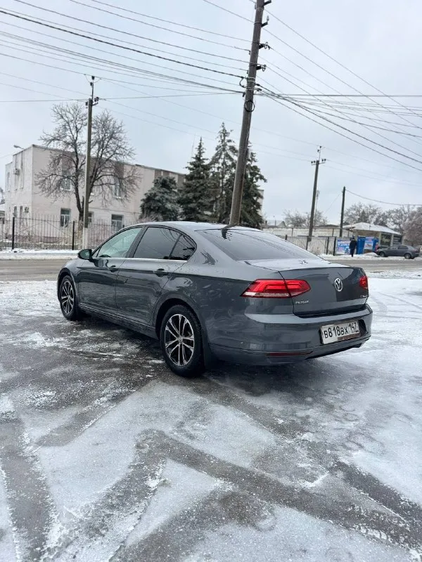 Volkswagen passat b8 год выпуска конец 2016 года(выехала с салона в 2017) двигатель 1.4tsi 150лс автомат:dsg родной пробег 157000km✅ птс оригинал 2 владельца автомобиль ухоженный, в отличном состоянии! куплен у официального дилера кузов выглядит шикарно,3 косметических окраса, безопасность вся родная! все стёкла включая лобовое заводские двигатель работает отлично dsg обслужена, переключает чётко как положено, заказ наряд лежит в бардачке ходовая без проблем новые передние тормозные диски с перфорацией автомобиль всегда своевременно обслуживался, большая папка заказ нарядов никаких вложений не требует! новая зимняя резина салон у автомобиля чистый и ухоженный два ключа✅ комплектация✅ ➖климат контроль ➖система start-stop ➖адаптивный свет - фотография - 5