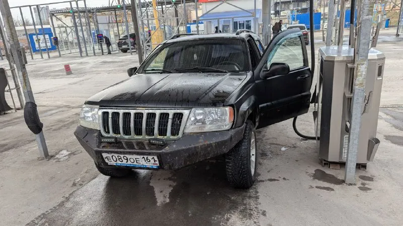 Марка модель: jeep grand cherokee wj год выпуска: 1999 цена: 650 кпп: акпп объём: 4.7 тип двигателя: бензин пробег: 300000 город: ростов-на-дону связь t. me/+79515106559 jeep grand cherokee wj, 4.7, 1999 г. продаю свой гранд. машина легенда, v8 4.7, кто шарит — тот поймет. джип живой, не убитый, но с нюансами, как и положено по возрасту. жрет не сильно больше нивы. по состоянию: мотор работает отлично, тянет хорошо. коробка щелкает почти идеально люк работает, электроника почти вся работает. езжу сейчас на заднем приводе — передний кардан снят. но есть новая муфта (лежит, не ставил) и кардан передний из ремонта, готовый к установке. в довесок отдам газ с мозгами, снял так как не оформлен был с машиной отдаю кучу зипа — там запчастей всяких накопилось. два комплекта колес и бампера запасные есть, решетки радиатора и прочее переоформление обязательно торг путем изъятия колес/зипов обмен на минибусики, тойтоты или американцев ключ в ключ или с вашей доплатой - фотография - 2