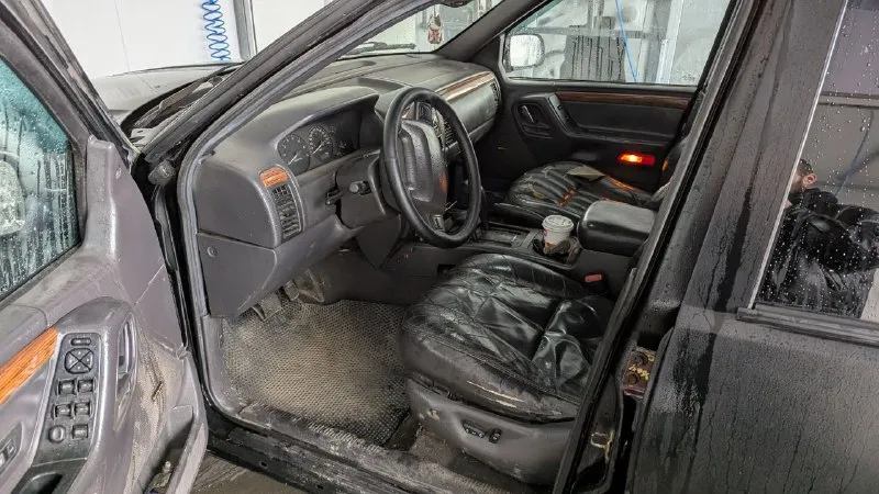 Марка модель: jeep grand cherokee wj год выпуска: 1999 цена: 650 кпп: акпп объём: 4.7 тип двигателя: бензин пробег: 300000 город: ростов-на-дону связь t. me/+79515106559 jeep grand cherokee wj, 4.7, 1999 г. продаю свой гранд. машина легенда, v8 4.7, кто шарит — тот поймет. джип живой, не убитый, но с нюансами, как и положено по возрасту. жрет не сильно больше нивы. по состоянию: мотор работает отлично, тянет хорошо. коробка щелкает почти идеально люк работает, электроника почти вся работает. езжу сейчас на заднем приводе — передний кардан снят. но есть новая муфта (лежит, не ставил) и кардан передний из ремонта, готовый к установке. в довесок отдам газ с мозгами, снял так как не оформлен был с машиной отдаю кучу зипа — там запчастей всяких накопилось. два комплекта колес и бампера запасные есть, решетки радиатора и прочее переоформление обязательно торг путем изъятия колес/зипов обмен на минибусики, тойтоты или американцев ключ в ключ или с вашей доплатой - фотография - 4