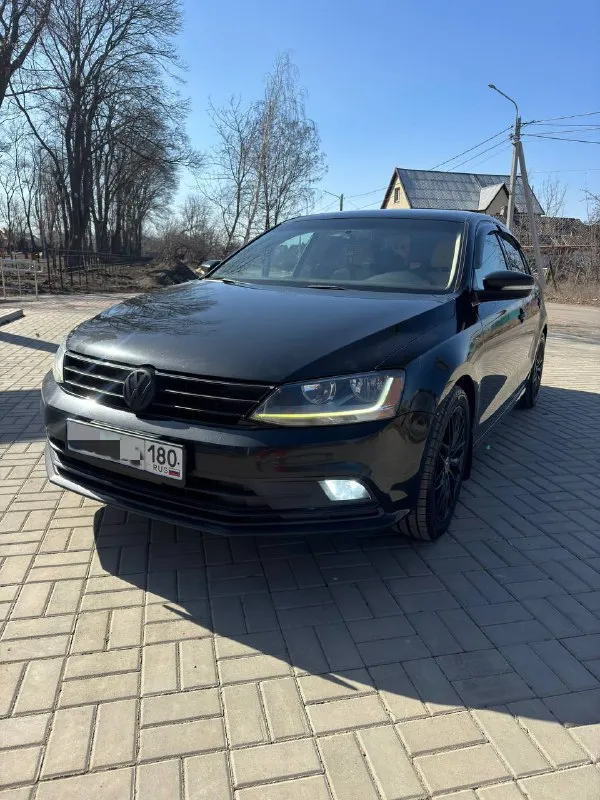 Продам volkswagen jetta 6 рестайлинг год выпуска 2017,мотор 1.4 tsi. коробка: автомат (надежный, aisin 09g). пробег: 199100км(родной) 📍автомобиль в хорошем состоянии. мотор и коробка работают отлично. ошибок нет. салон чистый и ухоженный. гаражное хранение. 📍комплектация: кожаный салон, люк, камера заднего вида, кондиционер, 3х режимный подогрев сидений, мультируль, круиз-контроль, датчик слепых зон, стеклоподъемники, электропривод и подогрев зеркал заднего вида, подушки безопасности родные целые. два комплекта резины на дисках, зимняя 16,летняя 17 ! ⚙️автомобиль полностью обслужен (замена масла каждый 7-8 тысяч). цена 1,6 🍋 торг уместен тел. +7 (949) 712-59-82 +79497125973 - фотография - 1