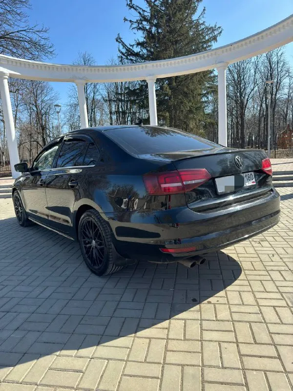 Продам volkswagen jetta 6 рестайлинг год выпуска 2017,мотор 1.4 tsi. коробка: автомат (надежный, aisin 09g). пробег: 199100км(родной) 📍автомобиль в хорошем состоянии. мотор и коробка работают отлично. ошибок нет. салон чистый и ухоженный. гаражное хранение. 📍комплектация: кожаный салон, люк, камера заднего вида, кондиционер, 3х режимный подогрев сидений, мультируль, круиз-контроль, датчик слепых зон, стеклоподъемники, электропривод и подогрев зеркал заднего вида, подушки безопасности родные целые. два комплекта резины на дисках, зимняя 16,летняя 17 ! ⚙️автомобиль полностью обслужен (замена масла каждый 7-8 тысяч). цена 1,6 🍋 торг уместен тел. +7 (949) 712-59-82 +79497125973 - фотография - 2