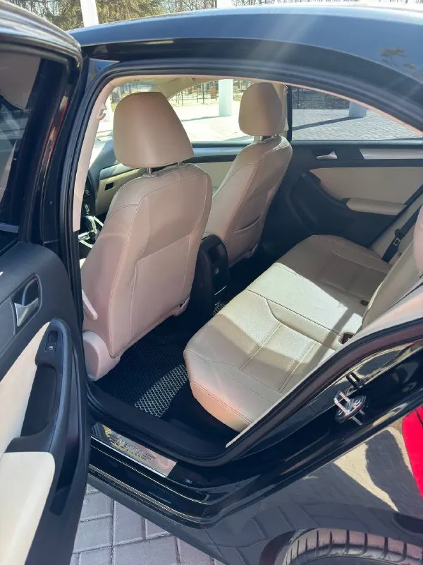 Продам volkswagen jetta 6 рестайлинг год выпуска 2017,мотор 1.4 tsi. коробка: автомат (надежный, aisin 09g). пробег: 199100км(родной) 📍автомобиль в хорошем состоянии. мотор и коробка работают отлично. ошибок нет. салон чистый и ухоженный. гаражное хранение. 📍комплектация: кожаный салон, люк, камера заднего вида, кондиционер, 3х режимный подогрев сидений, мультируль, круиз-контроль, датчик слепых зон, стеклоподъемники, электропривод и подогрев зеркал заднего вида, подушки безопасности родные целые. два комплекта резины на дисках, зимняя 16,летняя 17 ! ⚙️автомобиль полностью обслужен (замена масла каждый 7-8 тысяч). цена 1,6 🍋 торг уместен тел. +7 (949) 712-59-82 +79497125973 - фотография - 6