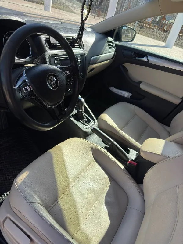 Продам volkswagen jetta 6 рестайлинг год выпуска 2017,мотор 1.4 tsi. коробка: автомат (надежный, aisin 09g). пробег: 199100км(родной) 📍автомобиль в хорошем состоянии. мотор и коробка работают отлично. ошибок нет. салон чистый и ухоженный. гаражное хранение. 📍комплектация: кожаный салон, люк, камера заднего вида, кондиционер, 3х режимный подогрев сидений, мультируль, круиз-контроль, датчик слепых зон, стеклоподъемники, электропривод и подогрев зеркал заднего вида, подушки безопасности родные целые. два комплекта резины на дисках, зимняя 16,летняя 17 ! ⚙️автомобиль полностью обслужен (замена масла каждый 7-8 тысяч). цена 1,6 🍋 торг уместен тел. +7 (949) 712-59-82 +79497125973 - фотография - 9