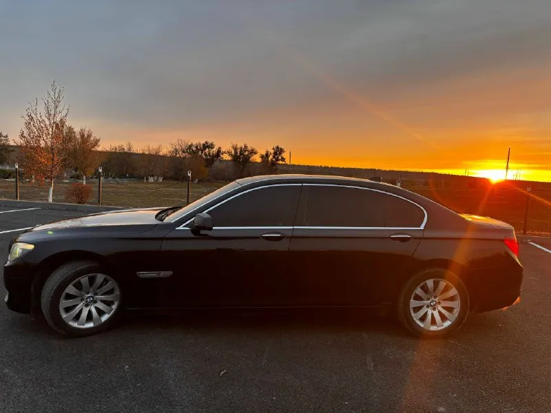 Продам бмв 7 серии. год 2011,машина полностью на ходу, в хорошем состоянии сел поехал, кузов лонг. возможен обмен с вашей доплатой, пишите в личку. цена 1,5кк номер для связи контакты: +79964854546 - фотография - 1