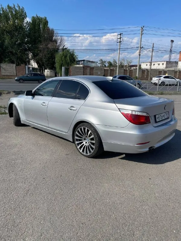 Продаю bmw e60 2004 года, надёжный, ухоженный и живой автомобиль пробег 310000км • двигатель сухой, масло не ест • коробка передач обслужена, масло заменено во время капремонта • ходовая в хорошем состоянии — ничего не стучит • чеки, фото и история ремонта в наличии • оформление без проблем — птс оригинал, ограничения отсутствуют. комплектация и особенности: • комфортные сидения с ломающейся спинкой • круиз-контроль • light-пакет • большой монитор, ссс • музыка hi-fi • полностью внешне в рестайлинге — современный вид • адаптивные фары • лобовое без трещин • сигнализация что делалось недавно: — заменено масло, фильтра — обслужен генератор — поменяны тормозные колодки — обновлена оптика — свежий аккумулятор — новый бензонасос по кузову: есть вмятины на правой стороне: передняя и задняя дверь (видно на фото) кузов без гнили и сквозной коррозии стёкла все родные, лобовое целое честная машина без сюрпризов. цена снижена с учётом кузовных нюансов. цена: 790000р. торг у капота после осмотра связь: vk. ru/id147475199 тел: 89515155337 - фотография - 1