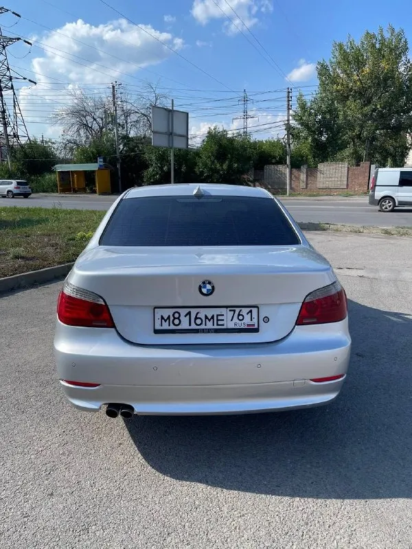 Продаю bmw e60 2004 года, надёжный, ухоженный и живой автомобиль пробег 310000км • двигатель сухой, масло не ест • коробка передач обслужена, масло заменено во время капремонта • ходовая в хорошем состоянии — ничего не стучит • чеки, фото и история ремонта в наличии • оформление без проблем — птс оригинал, ограничения отсутствуют. комплектация и особенности: • комфортные сидения с ломающейся спинкой • круиз-контроль • light-пакет • большой монитор, ссс • музыка hi-fi • полностью внешне в рестайлинге — современный вид • адаптивные фары • лобовое без трещин • сигнализация что делалось недавно: — заменено масло, фильтра — обслужен генератор — поменяны тормозные колодки — обновлена оптика — свежий аккумулятор — новый бензонасос по кузову: есть вмятины на правой стороне: передняя и задняя дверь (видно на фото) кузов без гнили и сквозной коррозии стёкла все родные, лобовое целое честная машина без сюрпризов. цена снижена с учётом кузовных нюансов. цена: 790000р. торг у капота после осмотра связь: vk. ru/id147475199 тел: 89515155337 - фотография - 2