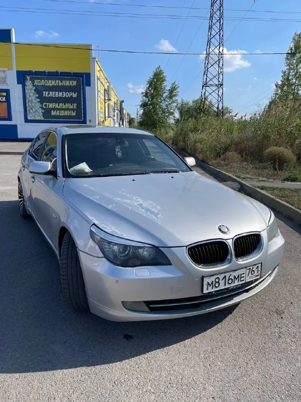 Продаю bmw e60 2004 года, надёжный, ухоженный и живой автомобиль пробег 310000км • двигатель сухой, масло не ест • коробка передач обслужена, масло заменено во время капремонта • ходовая в хорошем состоянии — ничего не стучит • чеки, фото и история ремонта в наличии • оформление без проблем — птс оригинал, ограничения отсутствуют. комплектация и особенности: • комфортные сидения с ломающейся спинкой • круиз-контроль • light-пакет • большой монитор, ссс • музыка hi-fi • полностью внешне в рестайлинге — современный вид • адаптивные фары • лобовое без трещин • сигнализация что делалось недавно: — заменено масло, фильтра — обслужен генератор — поменяны тормозные колодки — обновлена оптика — свежий аккумулятор — новый бензонасос по кузову: есть вмятины на правой стороне: передняя и задняя дверь (видно на фото) кузов без гнили и сквозной коррозии стёкла все родные, лобовое целое честная машина без сюрпризов. цена снижена с учётом кузовных нюансов. цена: 790000р. торг у капота после осмотра связь: vk. ru/id147475199 тел: 89515155337 - фотография - 3