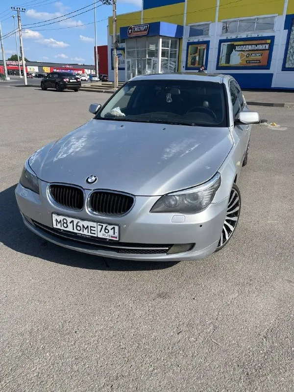 Продаю bmw e60 2004 года, надёжный, ухоженный и живой автомобиль пробег 310000км • двигатель сухой, масло не ест • коробка передач обслужена, масло заменено во время капремонта • ходовая в хорошем состоянии — ничего не стучит • чеки, фото и история ремонта в наличии • оформление без проблем — птс оригинал, ограничения отсутствуют. комплектация и особенности: • комфортные сидения с ломающейся спинкой • круиз-контроль • light-пакет • большой монитор, ссс • музыка hi-fi • полностью внешне в рестайлинге — современный вид • адаптивные фары • лобовое без трещин • сигнализация что делалось недавно: — заменено масло, фильтра — обслужен генератор — поменяны тормозные колодки — обновлена оптика — свежий аккумулятор — новый бензонасос по кузову: есть вмятины на правой стороне: передняя и задняя дверь (видно на фото) кузов без гнили и сквозной коррозии стёкла все родные, лобовое целое честная машина без сюрпризов. цена снижена с учётом кузовных нюансов. цена: 790000р. торг у капота после осмотра связь: vk. ru/id147475199 тел: 89515155337 - фотография - 4