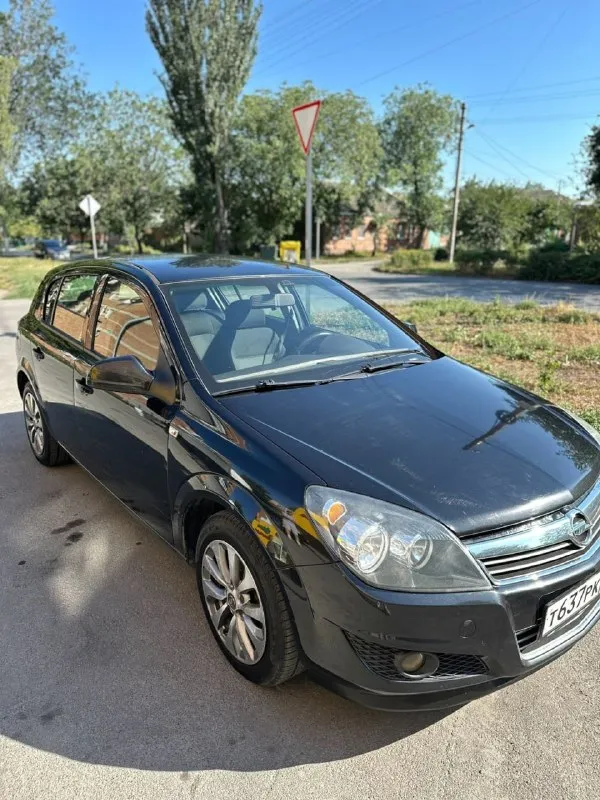 Продаю opel astra h рестайлинг 2013 года, 1.6 мт, в хорошем техническом состоянии пробег 190 000 км - родной, не скручен машина в хорошем состоянии. я третий владелец за все время без дтп, машина полностью в заводском окрасе. техническое состояние отличное. была произведена замена расходников, замена масла 400 км назад двигатель, коробка, ходовая работают без нареканий кондиционер заправлен, холодит хорошо. вложений не требует - сел и поехал. юридически чиста! из вложений можно сделать легкую полировку авто так как есть притертости на авто. небольшая царапина на заднем бампере ( прошлый владелец притер ) небольшой скол на крыше ( надо будет подкрасить кисточкой ) контакты: vk. ru/id450314723 - фотография - 1