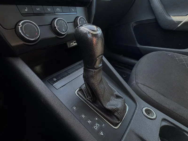 🚘 в продаже skoda octavia год выпуска: 2020 пробег на табло: 135 665 км птс: электронный двигатель: 1.6 бензин трансмиссия: at vin: xw8an2ne0lh023052 цена: 980 000 новая цена: 960 000 руб. 📞 + 7 (938) 130-35-61 адрес: г. ростов-на-дону, тц «сиверс», пр. сиверса, 23 – как нас найти способы оплаты: — наличные; — кредит (20 банков); — безнал без ндс; — обмен на ваш авто. больше подробностей об авто и способах оплаты узнавайте у менеджера @autozaorndbot ___________ смотрите все авто в наличии – https://autozao. ru/ max. ru/auto_zao_rnd 💬 🗺️ присоединяйтесь к авто зао в других городах: — москва — краснодар — авто зао юг (новый регион) - фотография - 6