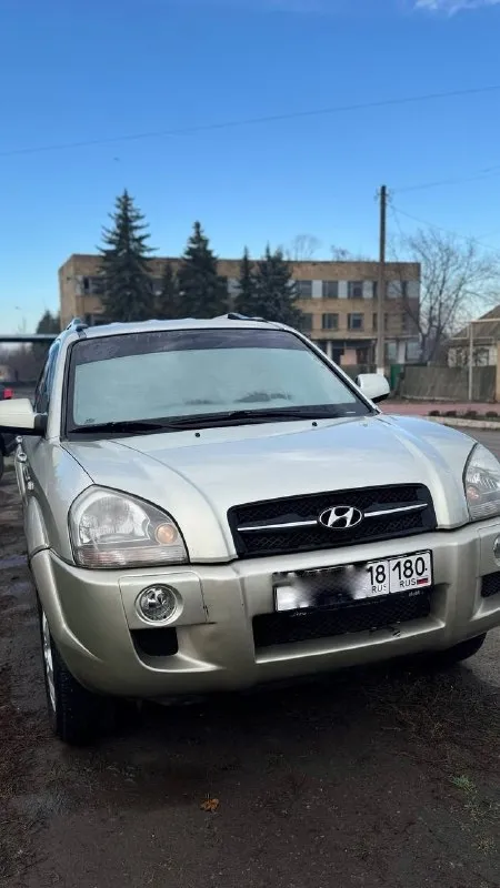 Продажа hyundai tucson 2007г двигатель 2.0 бензин 4x4 механика. полный привод. подогрев зеркал, зоны дворников и передних сидений. кондиционер и климат работает исправно. пробег 268к цена 830т. р. торг контакты: +79493397747 - фотография - 1