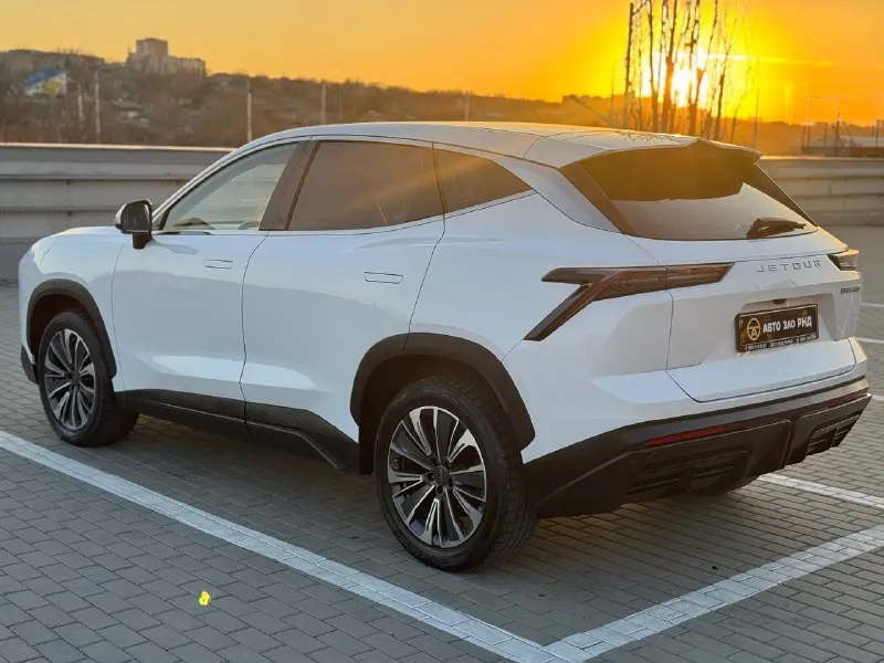 🚘 в продаже jetour dashing год выпуска: 2024 пробег на табло: 55 321 км птс: электронный двигатель: 1.5 бензин трансмиссия: amt vin: hjrpbgfb6rb202557 цена: 1 790 000 новая цена: 1 750 000 руб. 📞 + 7 (938) 130-35-61 адрес: г. ростов-на-дону, тц «сиверс», пр. сиверса, 23 – как нас найти способы оплаты: — наличные; — кредит (20 банков); — безнал без ндс; — обмен на ваш авто. больше подробностей об авто и способах оплаты узнавайте у менеджера @autozaorndbot ___________ смотрите все авто в наличии – https://autozao. ru/ max. ru/auto_zao_rnd 💬 🗺️ присоединяйтесь к авто зао в других городах: — москва — краснодар — авто зао юг (новый регион) - фотография - 3