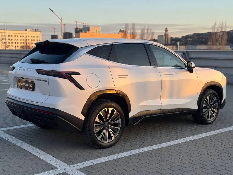 🚘 в продаже jetour dashing год выпуска: 2024 пробег на табло: 55 321 км птс: электронный двигатель: 1.5 бензин трансмиссия: amt vin: hjrpbgfb6rb202557 цена: 1 790 000 новая цена: 1 750 000 руб. 📞 + 7 (938) 130-35-61 адрес: г. ростов-на-дону, тц «сиверс», пр. сиверса, 23 – как нас найти способы оплаты: — наличные; — кредит (20 банков); — безнал без ндс; — обмен на ваш авто. больше подробностей об авто и способах оплаты узнавайте у менеджера @autozaorndbot ___________ смотрите все авто в наличии – https://autozao. ru/ max. ru/auto_zao_rnd 💬 🗺️ присоединяйтесь к авто зао в других городах: — москва — краснодар — авто зао юг (новый регион) - фотография - 4