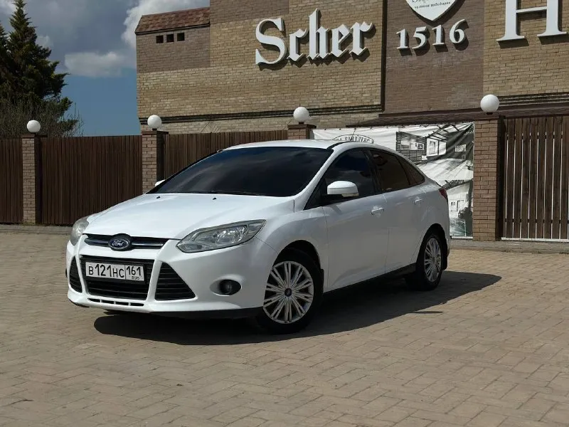 Продаю живой, обслуженный форд фокус, второй такой ещё поискать нужно. я 2 хозяин, автомобиль на мне. пробег родной 154.000 км, 100 процентов, могу гарантировать. любые проверки ! автотека зеленая, могу скинуть. за все время автомобиль не разу не подвёл, прям хороший обслуженный автомобиль. деньги всегда есть, поэтому на обслуживание их не жалел. пробег у меня в основном трассовый: азов - ростов, так же ездил на машине в адлер, крым, абхазия, архыз и ещё куда-то. масло менял 7-9 тысяч, когда как получалось по времени, сейчас как раз подходит время замены масла. двигатель кстати масло не ест ! замена грм по регламенту аж на 200 тысяч пробега. антифриз заменен на оригинальный, концентрат, радиаторы регулярно мыл, в этом сезоне еще не успел. в моторе менял газораспредительные муфты ( ваносы ) на оригинал, но произошло это в следствие скорей всего неправильной диагностики, нужно было просто подшипник грм заменить и проблему решил. коробка не хрустит, не вылетает, плавненько и мягко включает все передачи. по ходовой за все время менял расходники и рычаги, ставил сразу хорошие. по электрике никаких проблем ! все работает ! кондей морозит будь здоров, все остекление заводское, даже лобовое оригинал без сколов и трещин ! подогрев лобового, сидений, зеркал и заднего стекла тоже работает ! так же есть подогрев форсунок. железо полностью все родное, заводское, даже бампера и все фары, стопы, зеркала завод ! фары светят как днём, ближний и дальний - лэд, на фарах есть отметка с завода « led », поэтому не один гаишник вам никогда ничего не сделает. за автомобиль не стыдно ! в живую выглядит точно так же как на фото ! летняя резина - мишлен, зимний комплект отдам в подарок - pirelli ice zero fr, отъездил на ней 2 сезона, ни одной латки даже нет, что тоже свидетельствует о бережной эксплуатации автомобиля ! торг возле капота ! возможна продажа с номерами, но тогда совсем без торгов ! 850.000₽ - фотография - 1