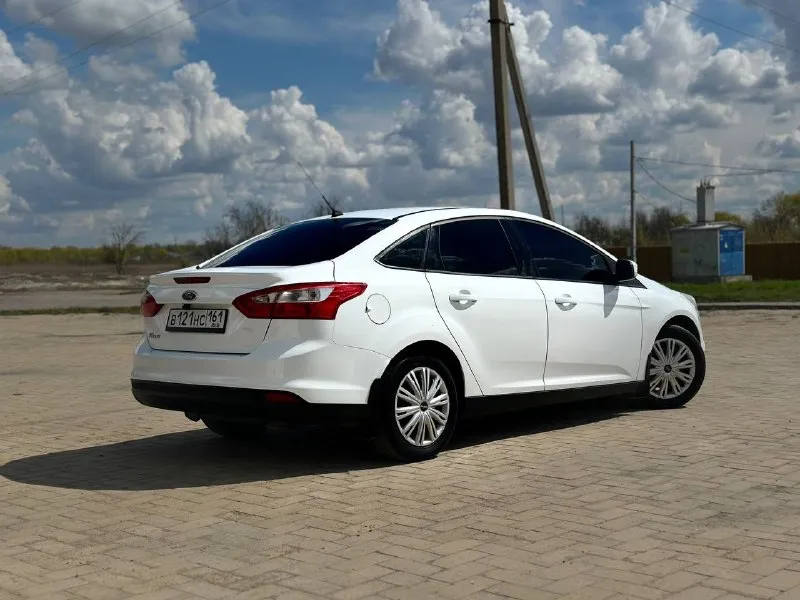 Продаю живой, обслуженный форд фокус, второй такой ещё поискать нужно. я 2 хозяин, автомобиль на мне. пробег родной 154.000 км, 100 процентов, могу гарантировать. любые проверки ! автотека зеленая, могу скинуть. за все время автомобиль не разу не подвёл, прям хороший обслуженный автомобиль. деньги всегда есть, поэтому на обслуживание их не жалел. пробег у меня в основном трассовый: азов - ростов, так же ездил на машине в адлер, крым, абхазия, архыз и ещё куда-то. масло менял 7-9 тысяч, когда как получалось по времени, сейчас как раз подходит время замены масла. двигатель кстати масло не ест ! замена грм по регламенту аж на 200 тысяч пробега. антифриз заменен на оригинальный, концентрат, радиаторы регулярно мыл, в этом сезоне еще не успел. в моторе менял газораспредительные муфты ( ваносы ) на оригинал, но произошло это в следствие скорей всего неправильной диагностики, нужно было просто подшипник грм заменить и проблему решил. коробка не хрустит, не вылетает, плавненько и мягко включает все передачи. по ходовой за все время менял расходники и рычаги, ставил сразу хорошие. по электрике никаких проблем ! все работает ! кондей морозит будь здоров, все остекление заводское, даже лобовое оригинал без сколов и трещин ! подогрев лобового, сидений, зеркал и заднего стекла тоже работает ! так же есть подогрев форсунок. железо полностью все родное, заводское, даже бампера и все фары, стопы, зеркала завод ! фары светят как днём, ближний и дальний - лэд, на фарах есть отметка с завода « led », поэтому не один гаишник вам никогда ничего не сделает. за автомобиль не стыдно ! в живую выглядит точно так же как на фото ! летняя резина - мишлен, зимний комплект отдам в подарок - pirelli ice zero fr, отъездил на ней 2 сезона, ни одной латки даже нет, что тоже свидетельствует о бережной эксплуатации автомобиля ! торг возле капота ! возможна продажа с номерами, но тогда совсем без торгов ! 850.000₽ - фотография - 2